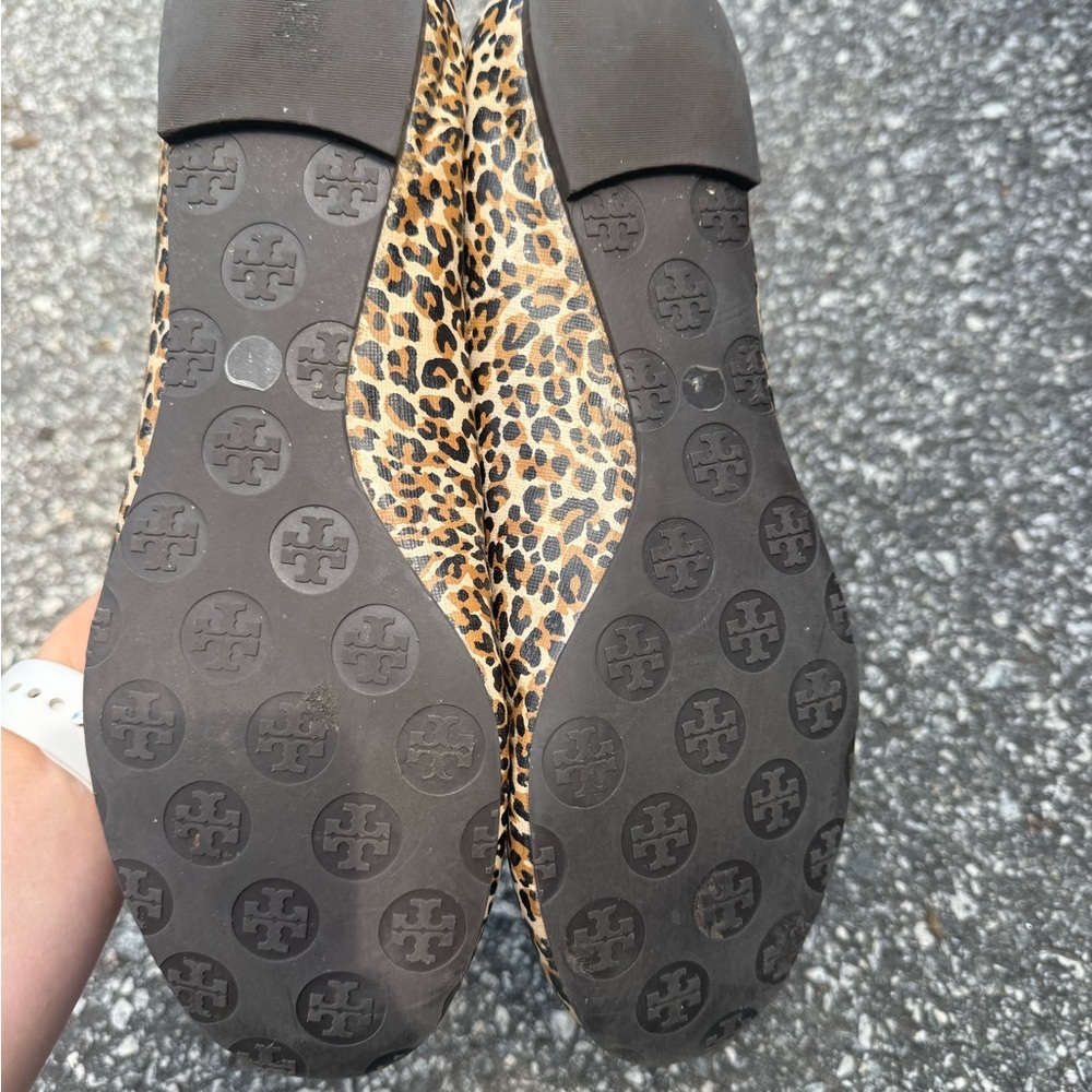 Tory Burch Animal Print Flats with Gold Logo - Picture 5 of 5